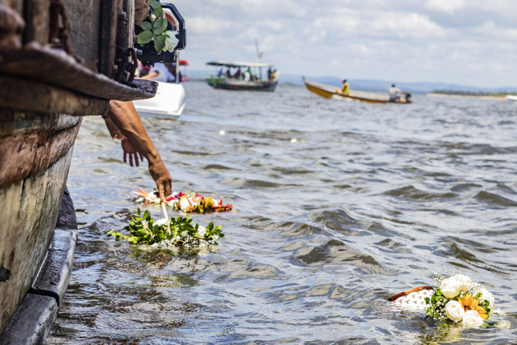 Foto de oferendas lançadas ao mar para Iemanjá